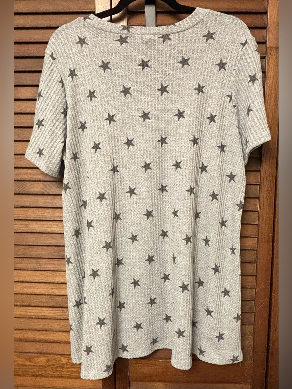 New HEIMISH USA Heather Gray with Star Print V-Neck Tunic Top - Picture 6 of 7
